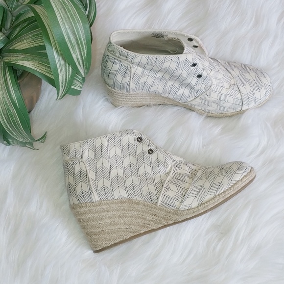 Toms Shoes - Tom's cheveron espadrilles ankle wedges